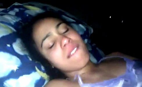 Namorada novinha dormindo tomando pirocada na buceta no sexo amador