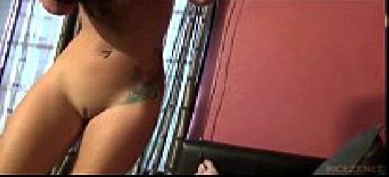 Novinha delícia fazendo sexo no sofá com o namoradinho caiu na net