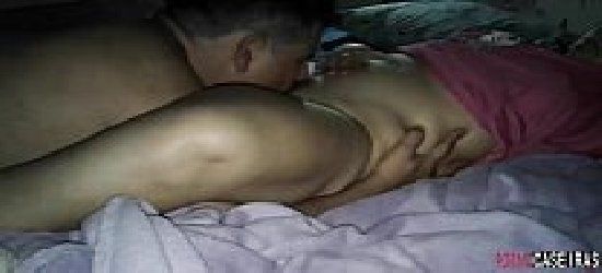 Esposa deliciosa transando com o marido e metendo o vibrador na buceta