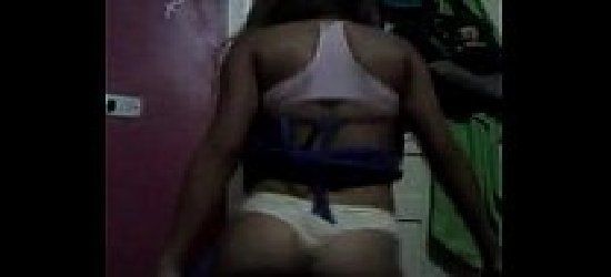 Thais gata dançando e tirando a roupa caiu na net peladinha