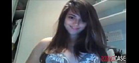 Novinha linda se exibindo peladinha na webcam caiu na net