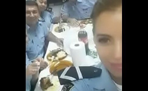 Policial gostosa com olhos claros pagando uma gulosa