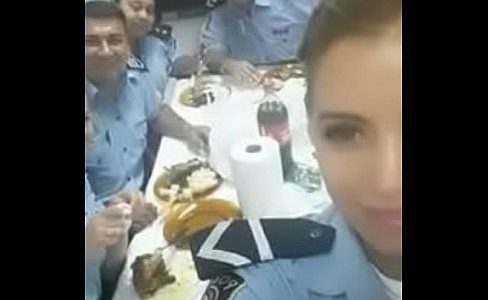 Policial gostosa com olhos claros pagando uma gulosa