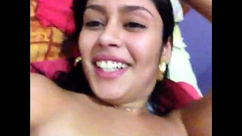 Morena bucetuda se masturbando gostoso na cama e filmando