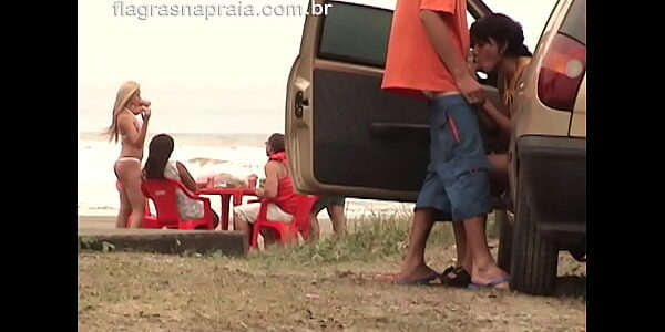 Casal safado faz sexo oral em público na praia